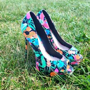 Madison by Shoedazzle Flower print High Heel Platform shoes US size 8